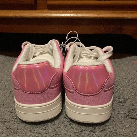 BRAND NEW GIRLS GYM SHOES SIZE 6! NWT! SMOKE FREE HOME! NO BOX! - Picture 3 of 4